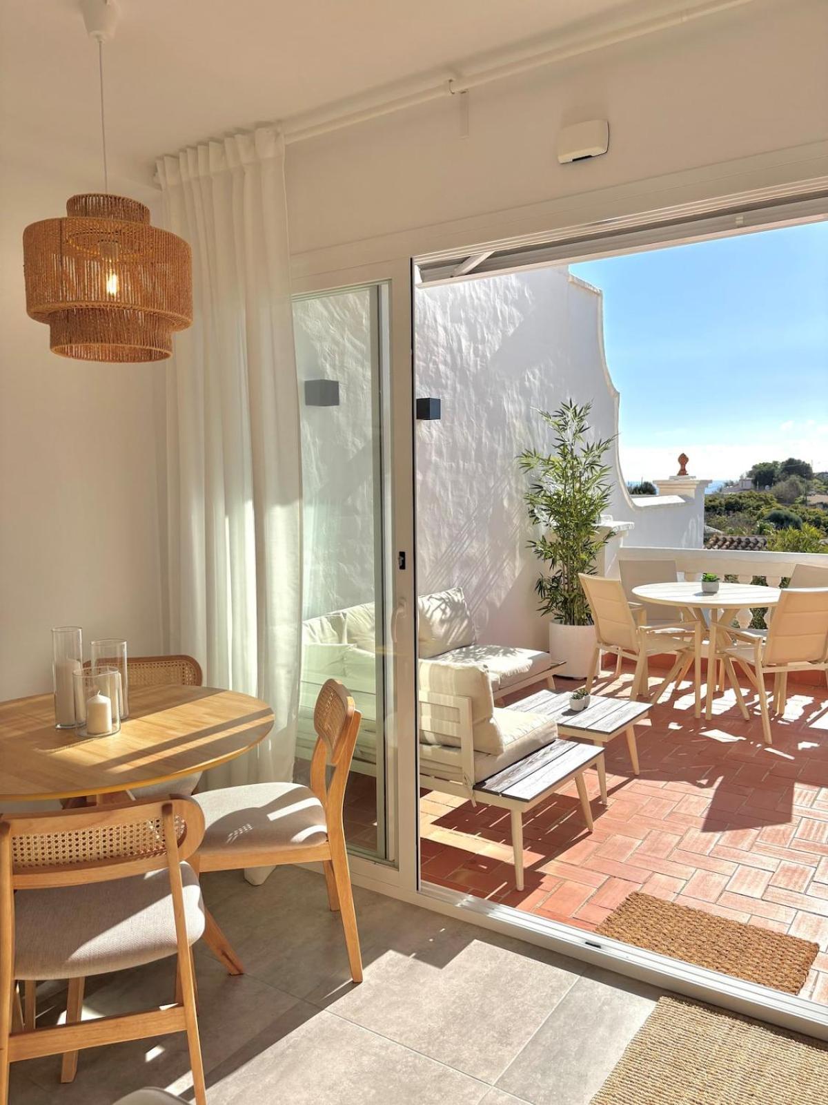 Apartment New With Sea View, Big Terrace & Pools